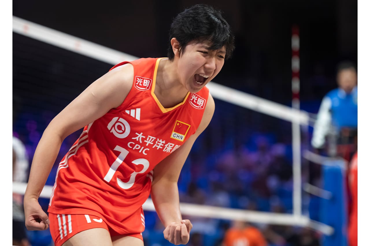 中国女排险胜！赵勇布阵惊险 吴梦洁25分 龚翔宇35扣 陈厚羽4拦3ACE
