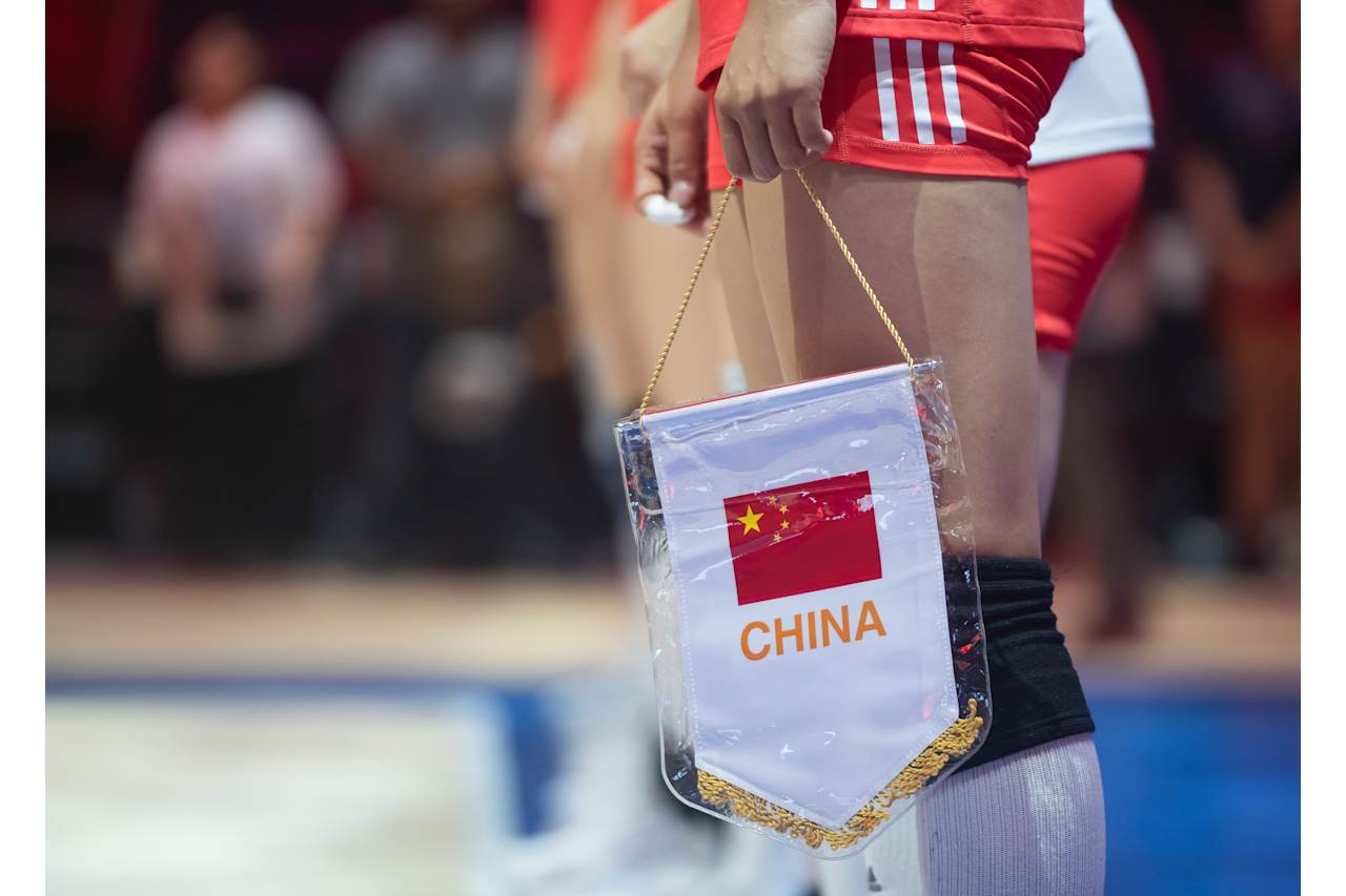 中国女排险胜！赵勇布阵惊险 吴梦洁25分 龚翔宇35扣 陈厚羽4拦3ACE