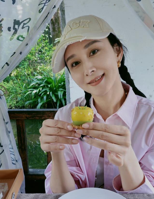 胡静46岁少女感爆棚，凌晨4点看热气球，老公却只拍她