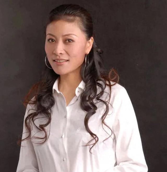 岳红的女儿原来是她，14岁开始拍戏，长相甜美，搭档的都是老戏骨