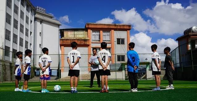 边境小学建球场，孩子踢出新未来，却意外点燃爱国心