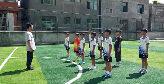 边境小学建球场，孩子踢出新未来，却意外点燃爱国心