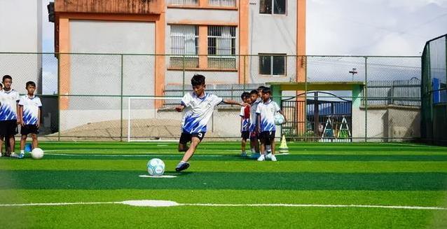 边境小学建球场，孩子踢出新未来，却意外点燃爱国心