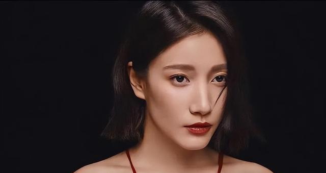 长相平平却为何资源不断？冯小刚评价一针见血，被低估的星二代！