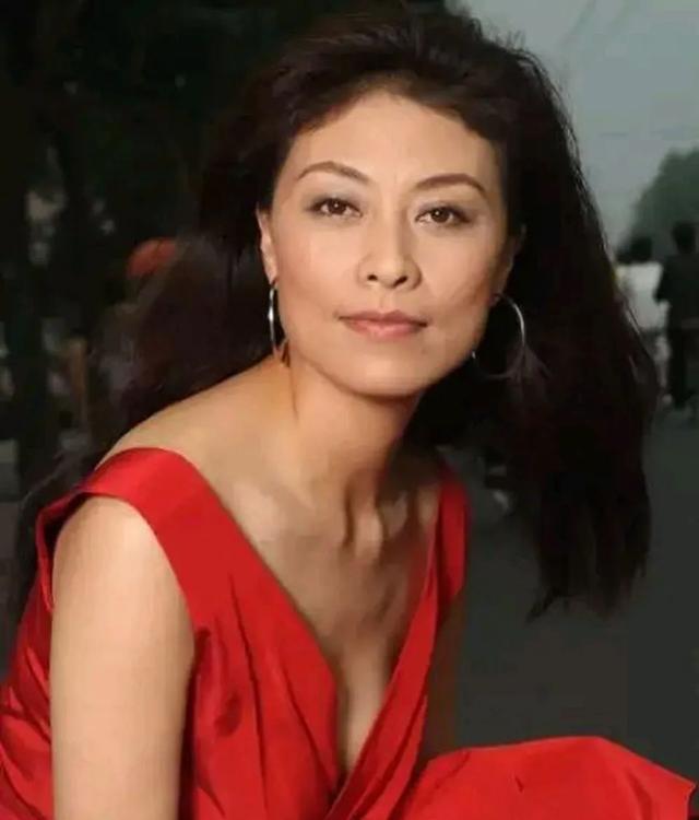 岳红的女儿原来是她，14岁开始拍戏，长相甜美，搭档的都是老戏骨
