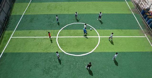 边境小学建球场，孩子踢出新未来，却意外点燃爱国心