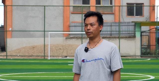 边境小学建球场，孩子踢出新未来，却意外点燃爱国心