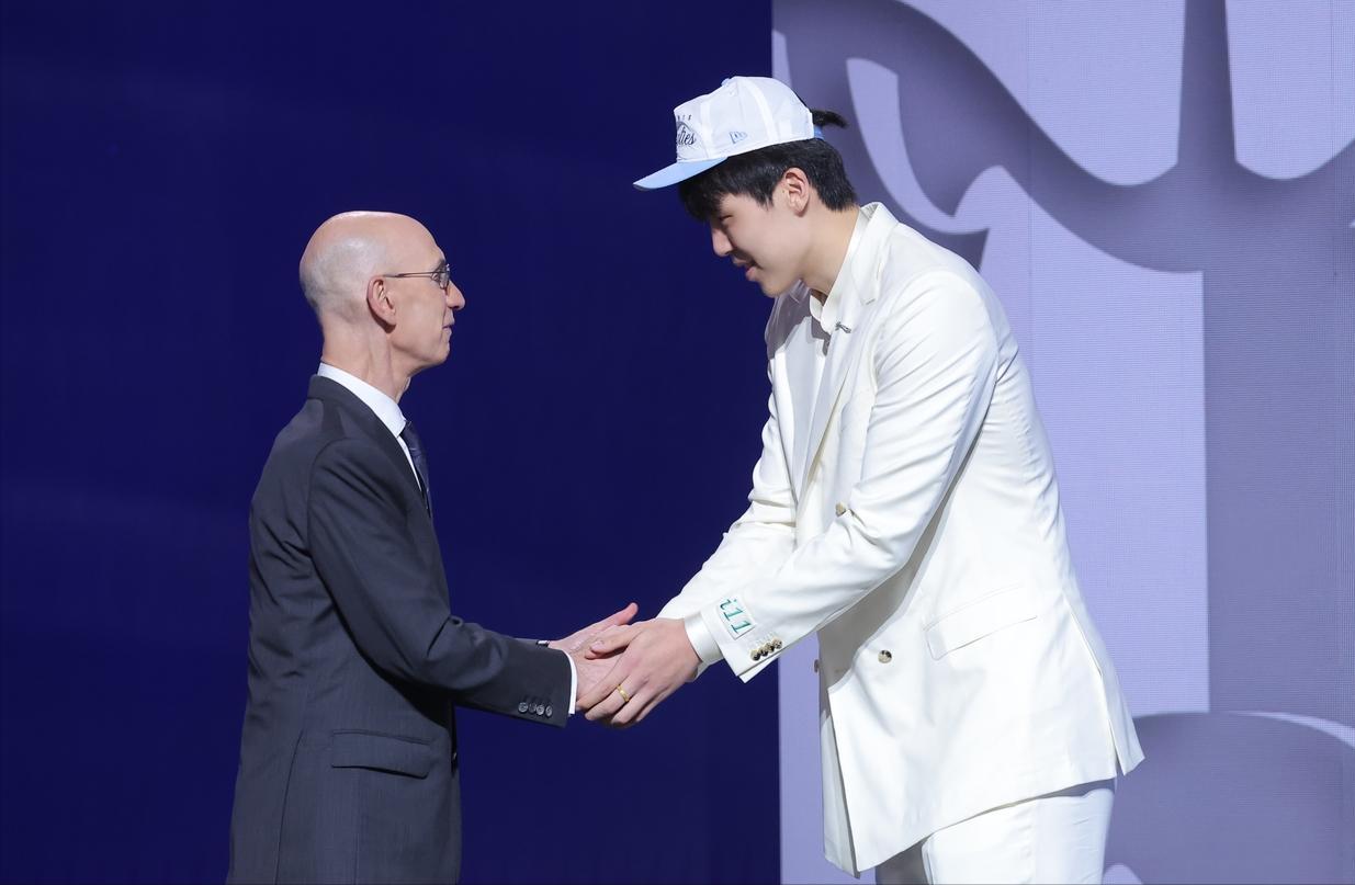 杨瀚森有新动态，快船2裁1签，掘金还在拖延，雷霆超级续约
