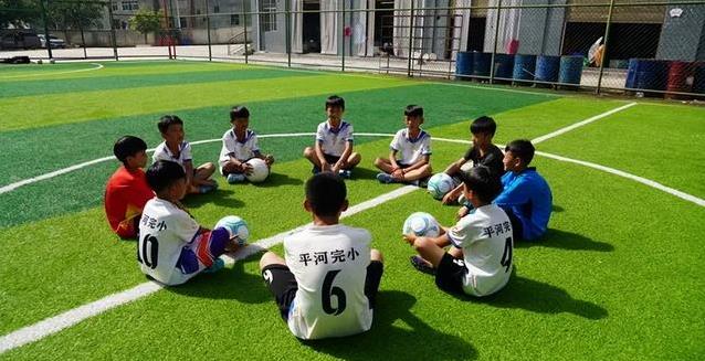 边境小学建球场，孩子踢出新未来，却意外点燃爱国心