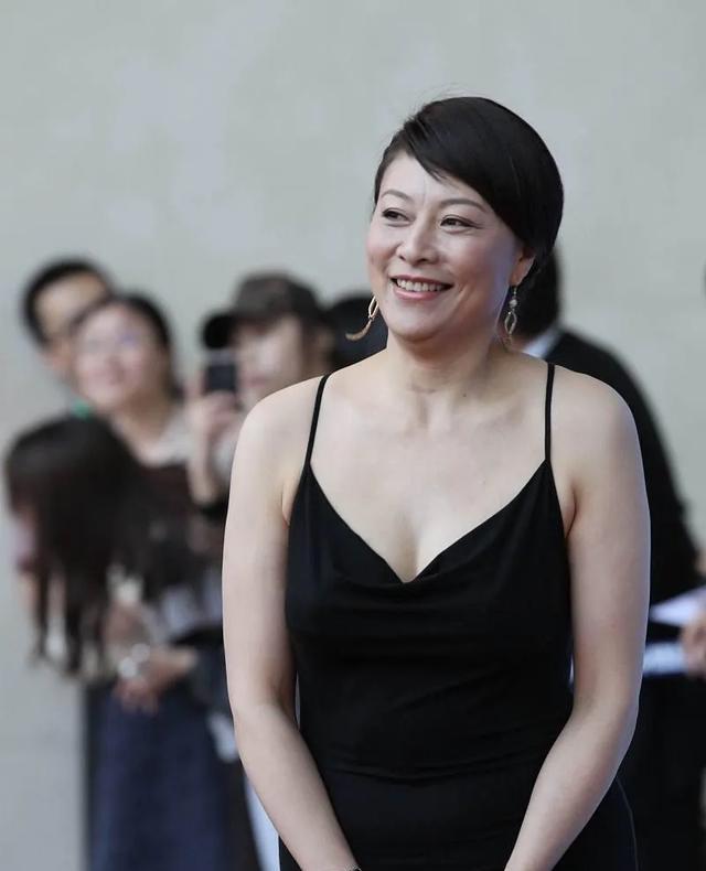 岳红的女儿原来是她，14岁开始拍戏，长相甜美，搭档的都是老戏骨