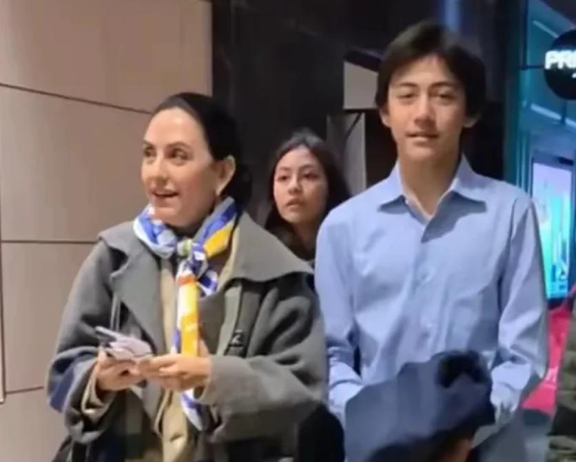 刘烨儿子上法国新闻联播，14岁诺一长相大变不敢认，一圈胡子抢镜