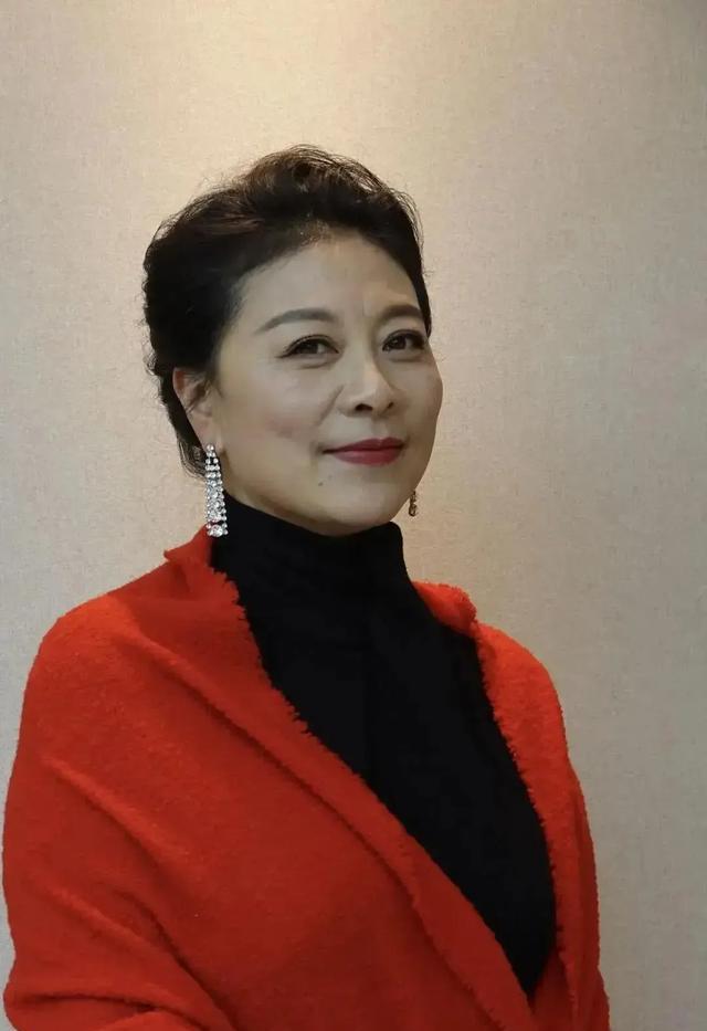 岳红的女儿原来是她，14岁开始拍戏，长相甜美，搭档的都是老戏骨