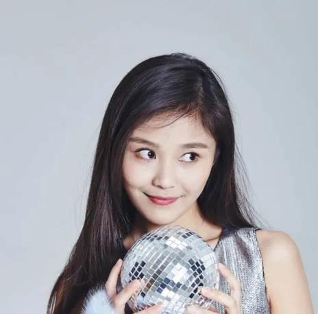 岳红的女儿原来是她，14岁开始拍戏，长相甜美，搭档的都是老戏骨