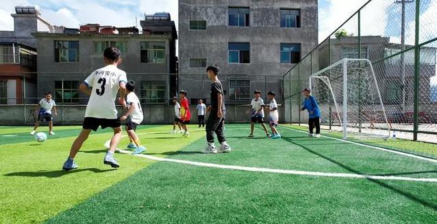 边境小学建球场，孩子踢出新未来，却意外点燃爱国心