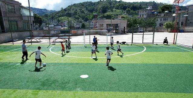 边境小学建球场，孩子踢出新未来，却意外点燃爱国心