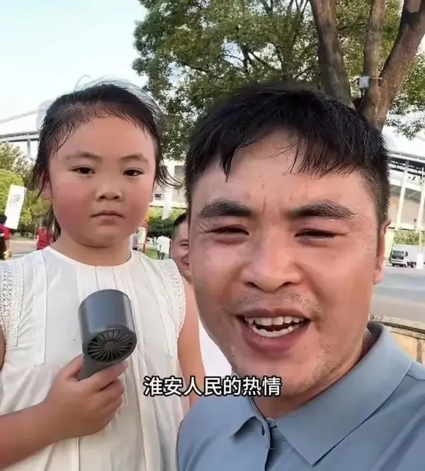 外卖箱婴儿长成小学生，7年家庭变迁成谜，父女现场助威球队！
