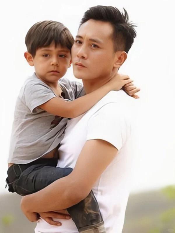 刘烨儿子上法国新闻联播，14岁诺一长相大变不敢认，一圈胡子抢镜