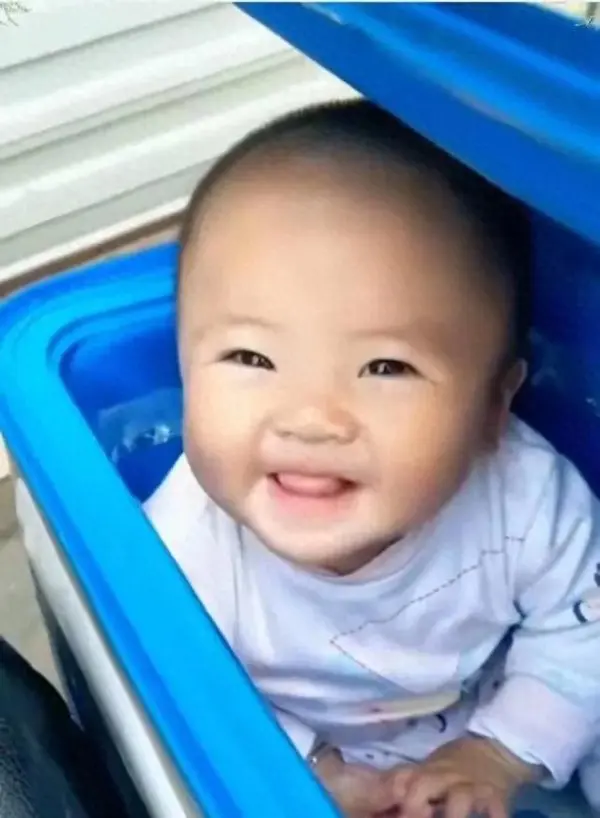 外卖箱婴儿长成小学生，7年家庭变迁成谜，父女现场助威球队！