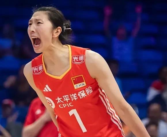 中国女排3-2险胜，董宇涵成奇兵，但功劳最该给这两人 没她赢不了