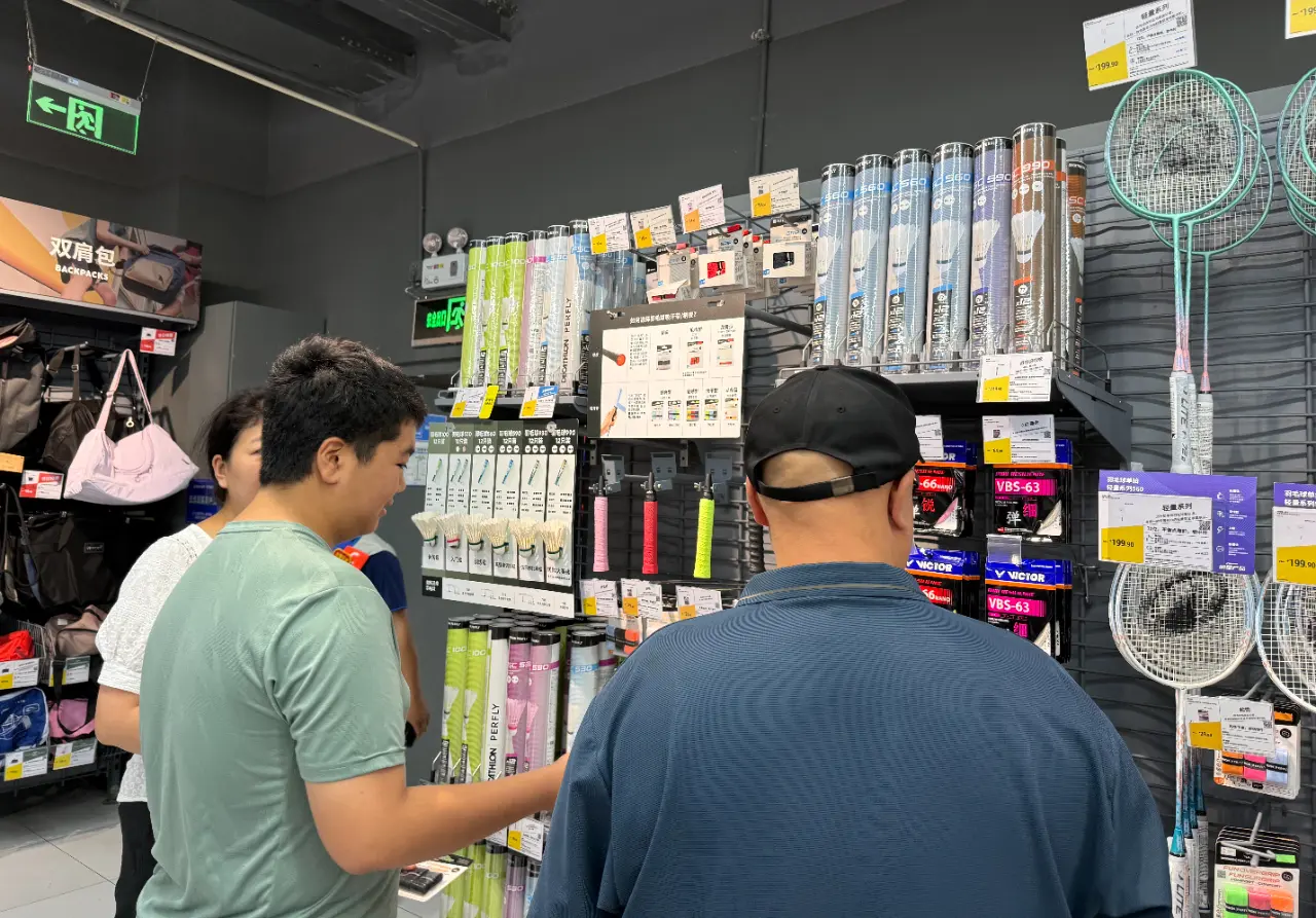 在北京市内一家迪卡侬门店，消费者正在挑选羽毛球训练用品。
