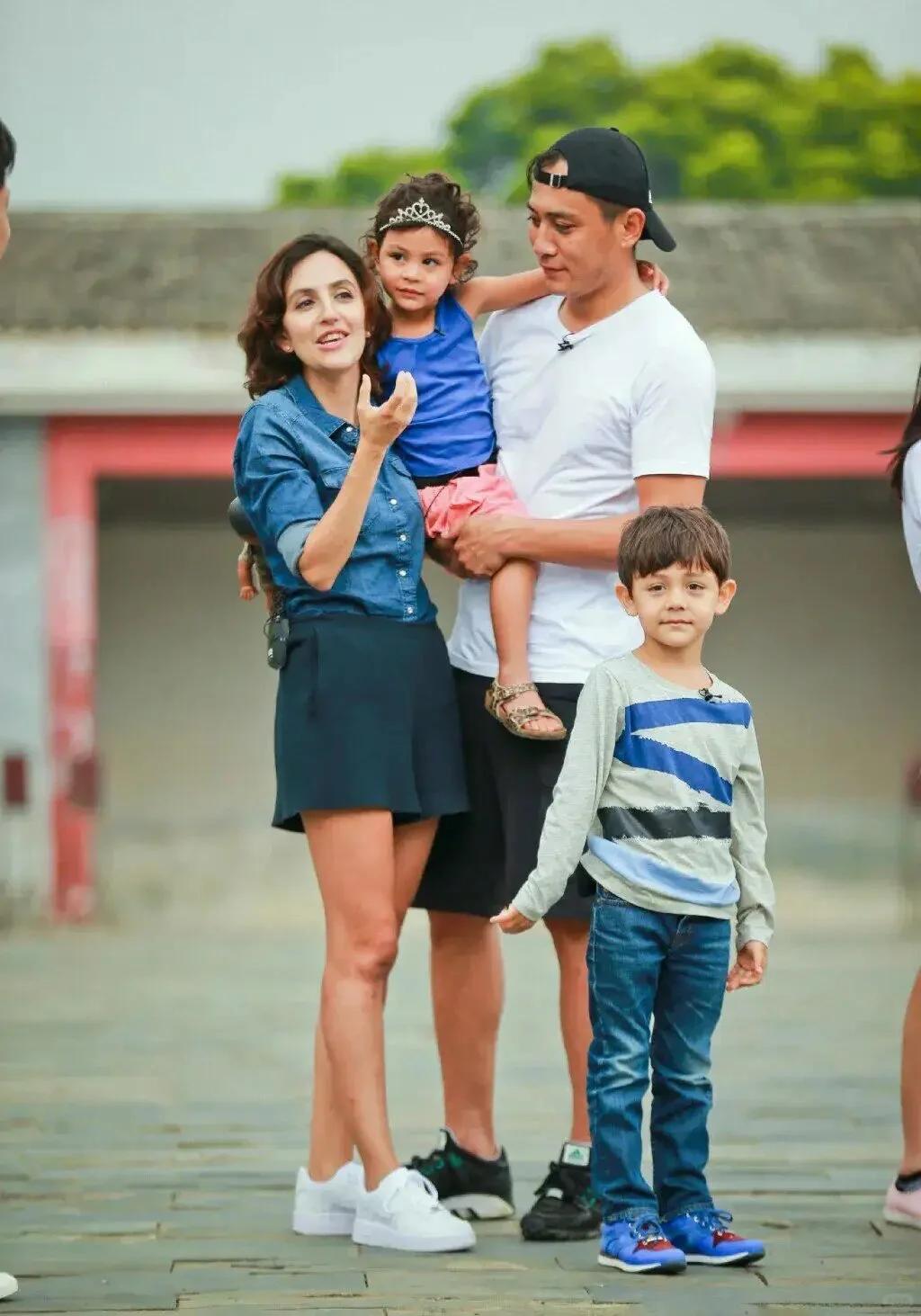 刘烨儿子上法国新闻联播，14岁诺一长相大变不敢认，一圈胡子抢镜