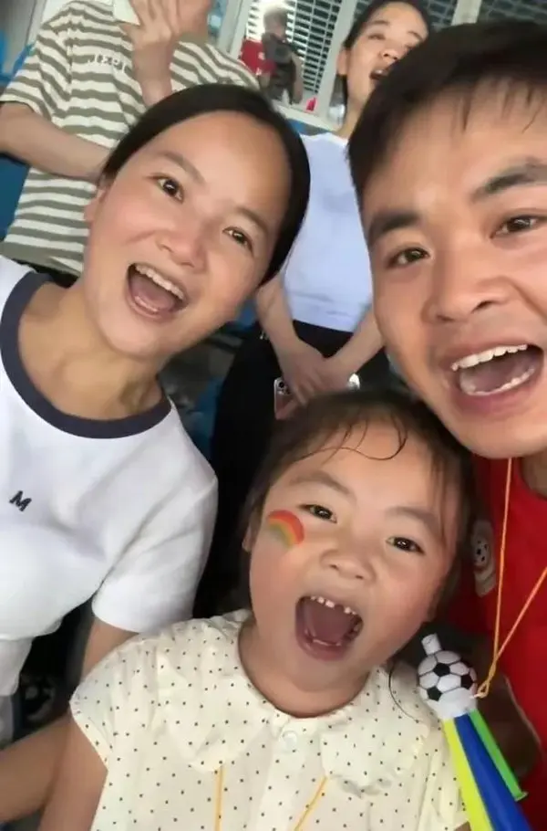 外卖箱婴儿长成小学生，7年家庭变迁成谜，父女现场助威球队！