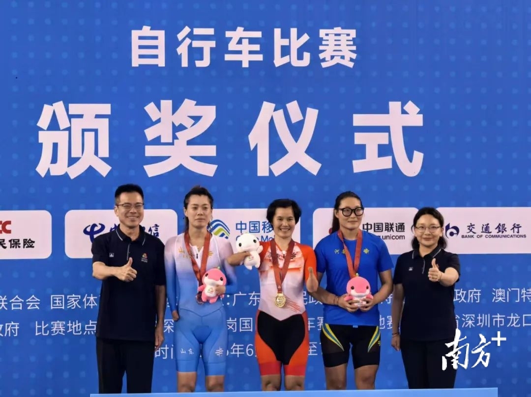 阮建平（中）在领奖台上笑的很开心。
