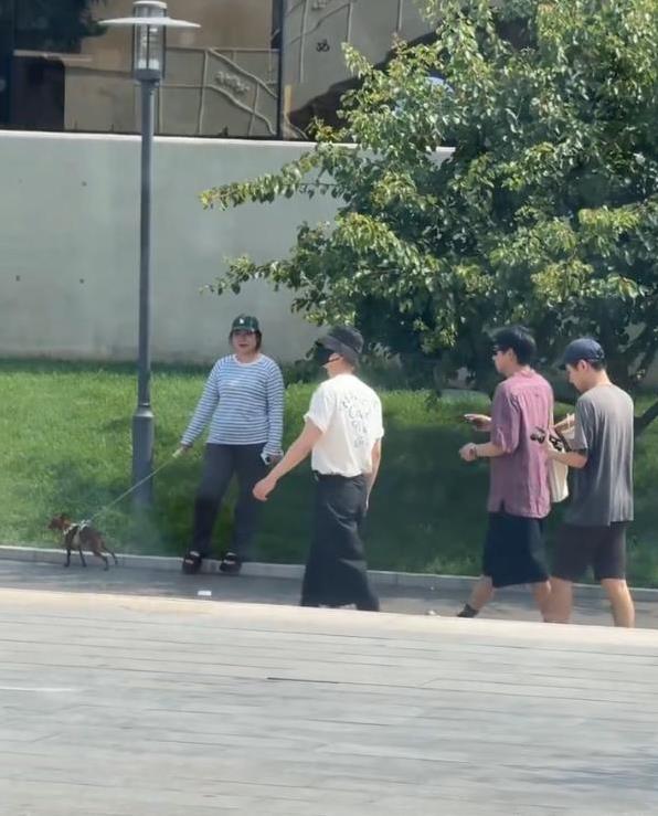 河北阿那亚明星扎堆，白敬亭壮成硬汉，老狼带娃玩滑板？