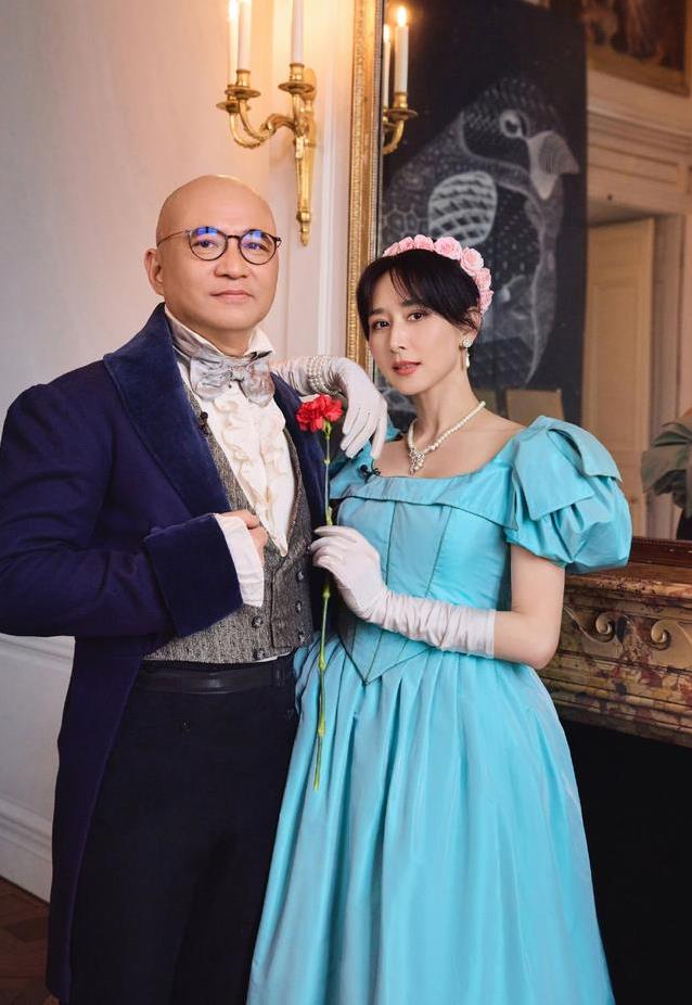 胡静46岁少女感爆棚，凌晨4点看热气球，老公却只拍她