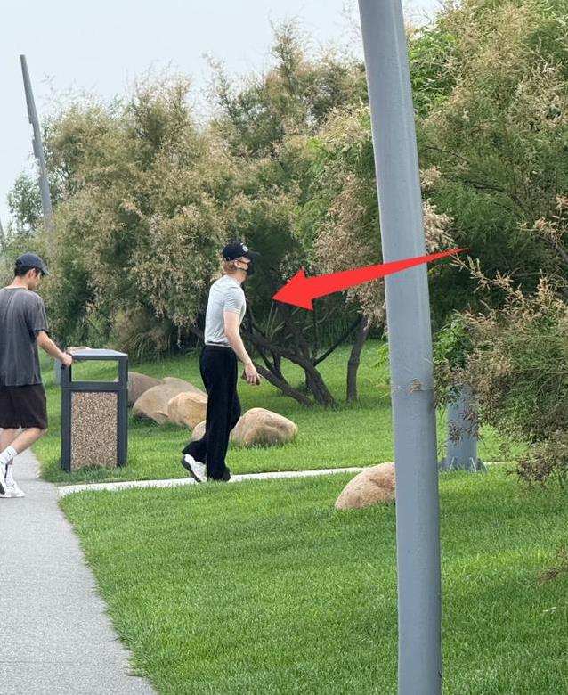 河北阿那亚明星扎堆，白敬亭壮成硬汉，老狼带娃玩滑板？