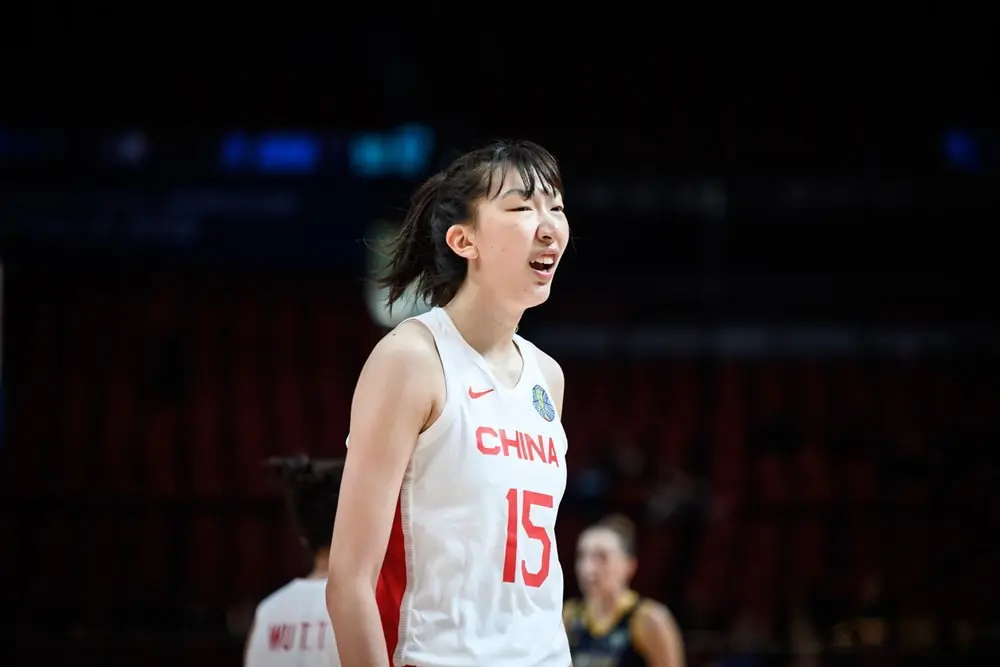 一个3分球7中4，一个12中1，同为女篮内线核心，留洋与否差距明显