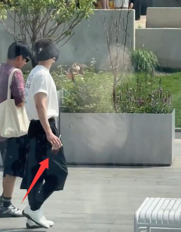 河北阿那亚明星扎堆，白敬亭壮成硬汉，老狼带娃玩滑板？