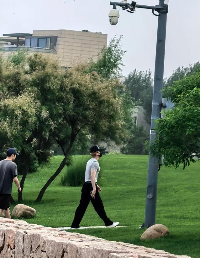 河北阿那亚明星扎堆，白敬亭壮成硬汉，老狼带娃玩滑板？