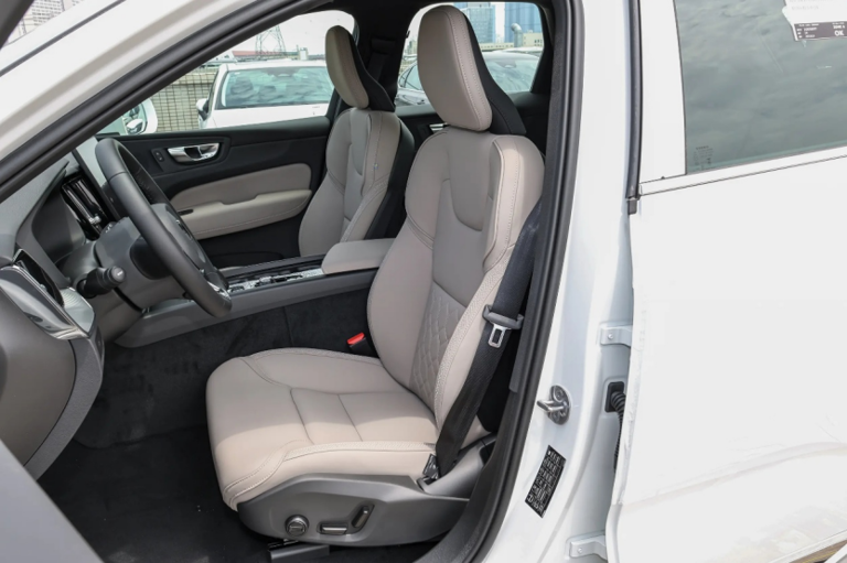 沃尔沃XC60对比凯迪拉克全新XT5：谁才是豪华中型SUV的价值之选？