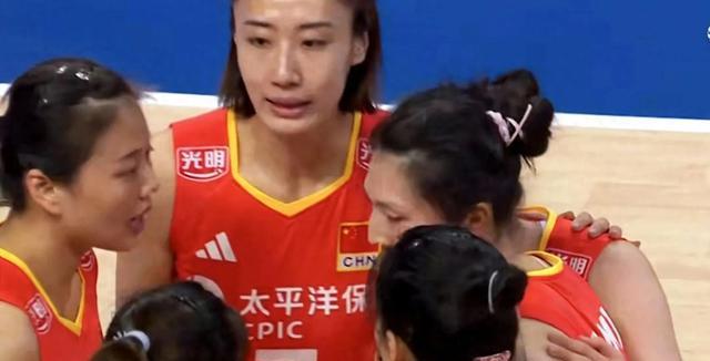 1-2！中国女排遭压制，一传拦网成关键，吴梦洁独木难支 赢球难