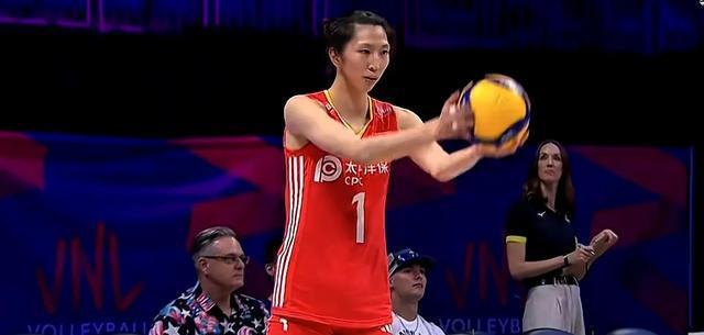 1-2！中国女排遭压制，一传拦网成关键，吴梦洁独木难支 赢球难