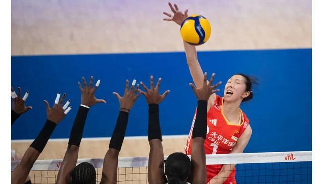 中国女排险胜！赵勇变阵 吴梦洁25分 龚翔宇35扣 陈厚羽4拦3ACE亮眼