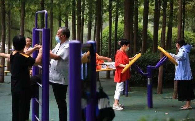高温天运动有风险，65岁后这3种方式，医生劝你别碰！