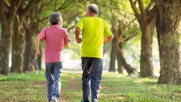 高温天运动有风险，65岁后这3种方式，医生劝你别碰！
