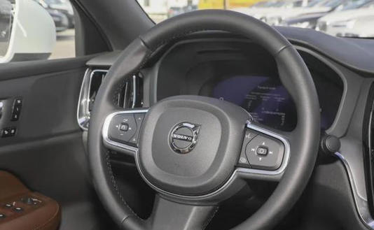 沃尔沃S60降价12.7万仅17.99万，豪华车门槛大跌，值不值？