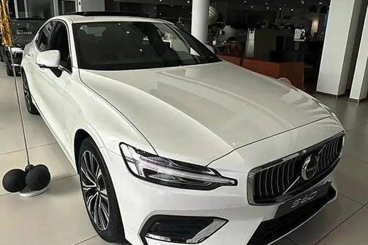 沃尔沃S60降价12.7万仅17.99万，豪华车门槛大跌，值不值？