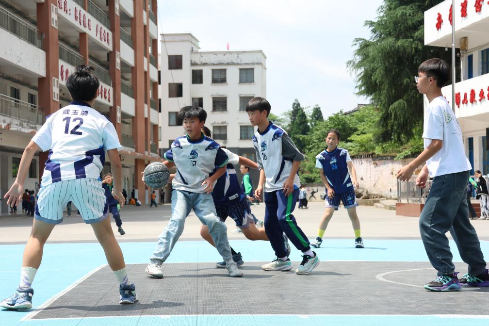 中小学“以体育人”成效观察：这所乡村小学，10年打坏1000多个篮球