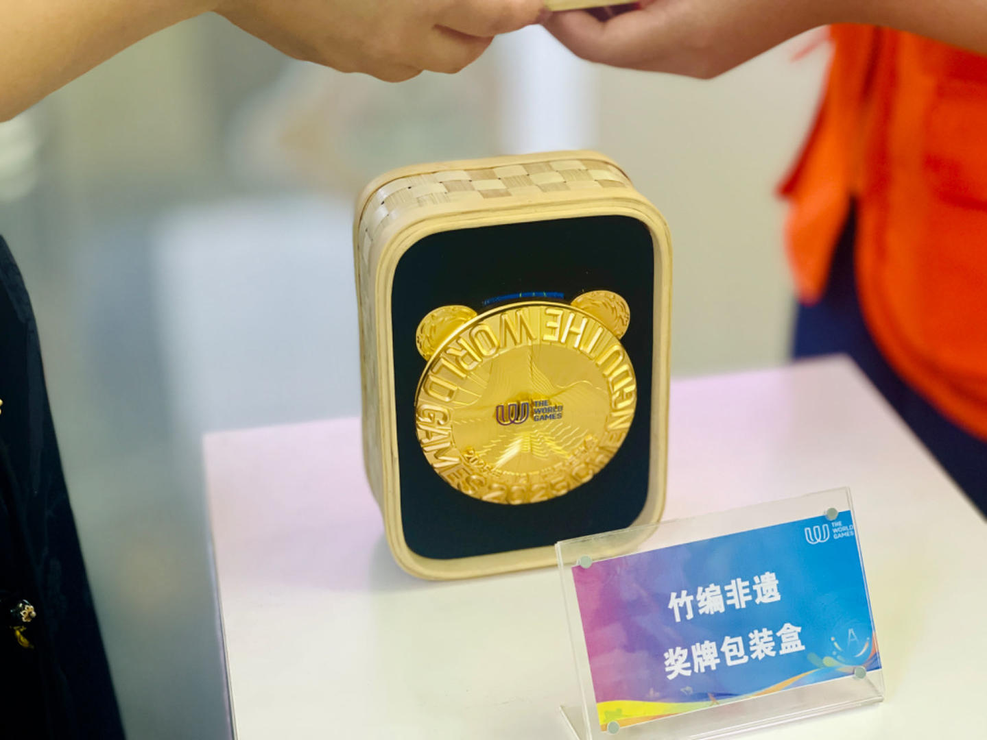 揭秘竹子巧变奖牌盒！成都世运会奖牌包装盒来自眉山青神非遗竹编