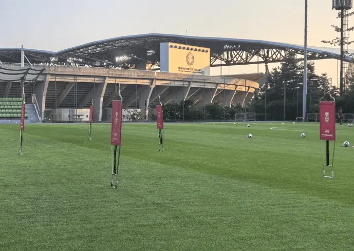 51人托运140件行李！国足被批差生文具多 官方回怼：均为必要物品