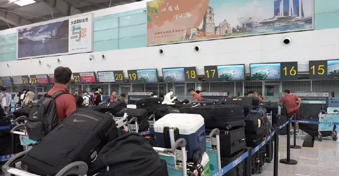 51人托运140件行李！国足被批差生文具多 官方回怼：均为必要物品