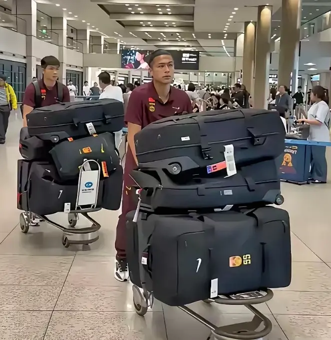 51人托运140件行李！国足被批差生文具多 官方回怼：均为必要物品