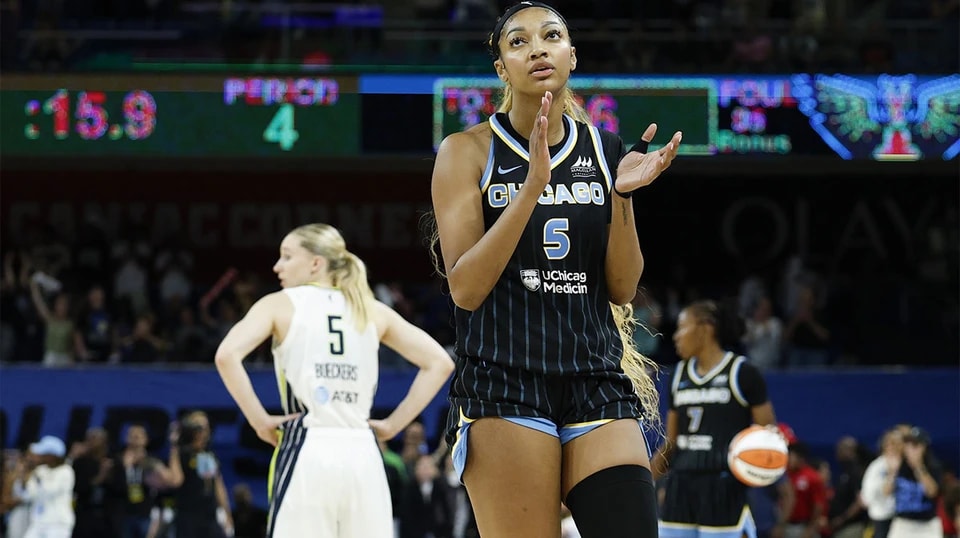 芝加哥天空队的安吉尔·里斯在新签名鞋首秀中再现《NBA 2K26》封面形象，对阵达拉斯飞翼队