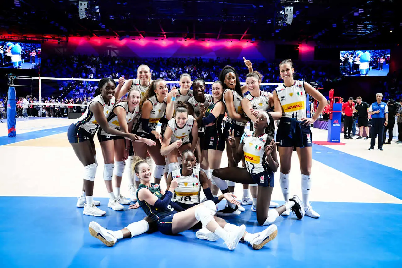3-0！世联赛战报：世界第1打疯了，10连胜，意大利女排一骑绝尘！