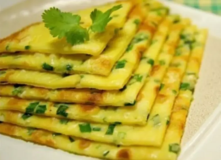 鸡蛋饼简单又好吃的做法，手不沾面，一搅一煎就上桌，太香了