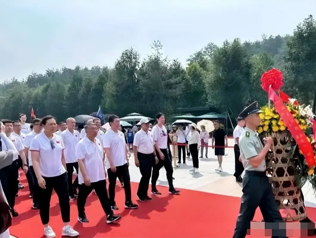 女篮新一届阵容大亮相！宫鲁鸣率队走进韶山，开启红色精神洗礼！